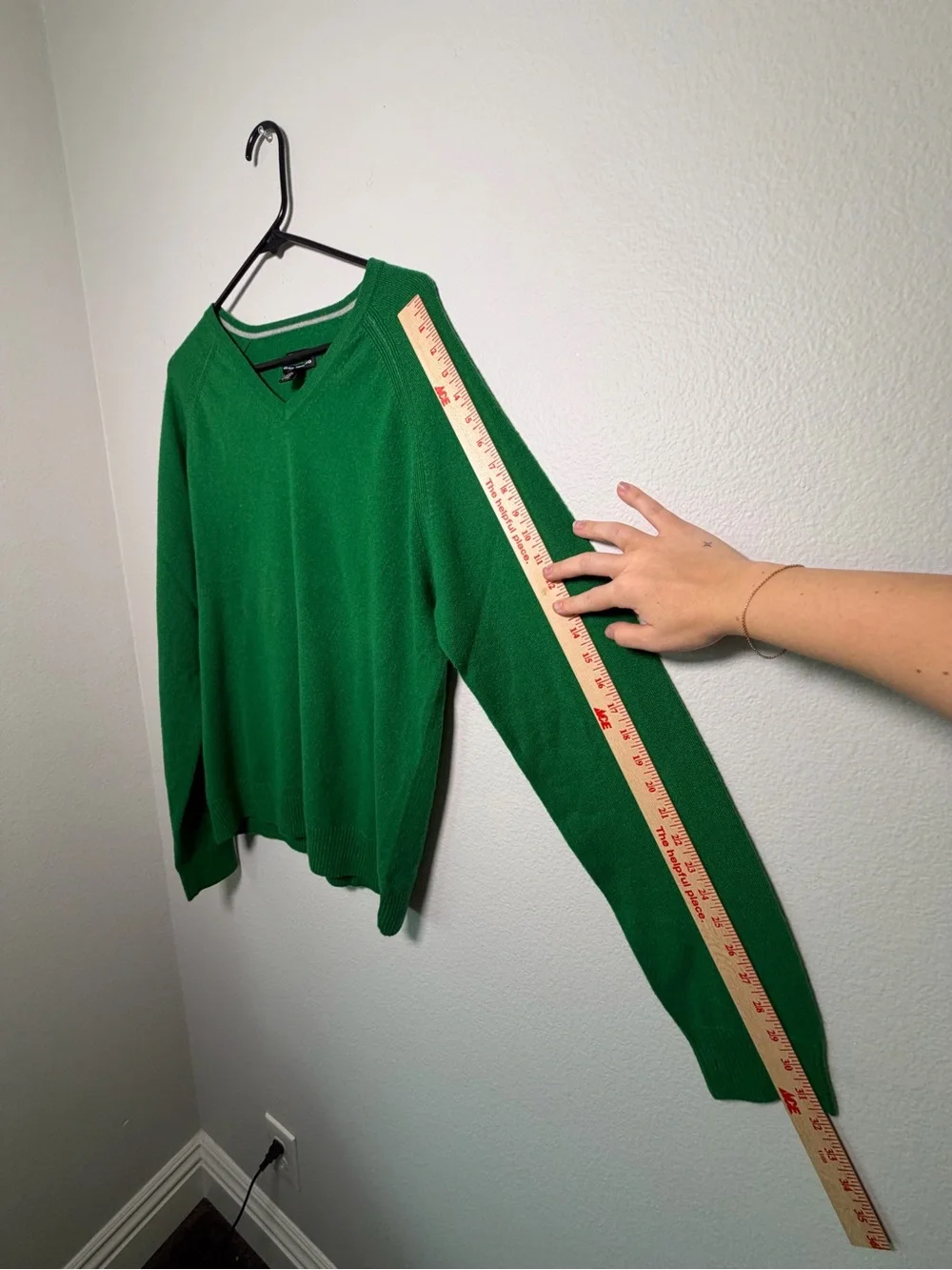 Club Monaco 100% Cashmere Kelly Green V-Neck Sweater Size M